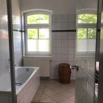 Badewanne mit matter Glastür und Tageslicht in der Ferienwohnung Pfarrberg Eisenach