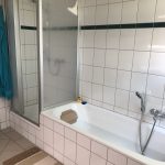 Badezimmer mit Badewanne und Duschkabine in der Ferienwohnung Pfarrberg Eisenach