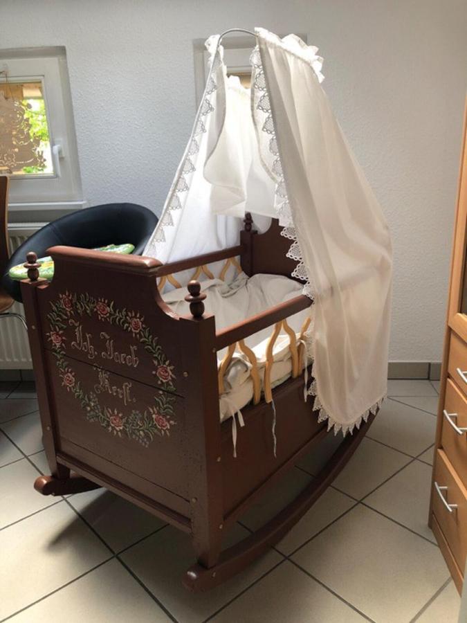 Historische Kinderwippe in der Küche der Ferienwohnung Pfarrberg Eisenach