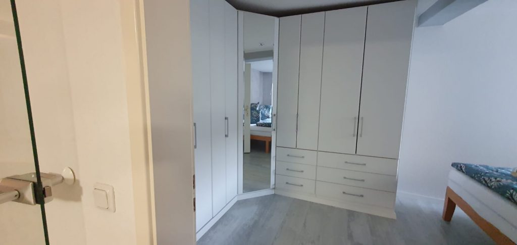 Ferienwohnung Karlstraße Eisenach – großer Kleiderschrank im Schlafzimmer