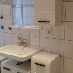 Ferienwohnung Karlstraße Eisenach – Badezimmer mit Spiegelschrank und Stauraum