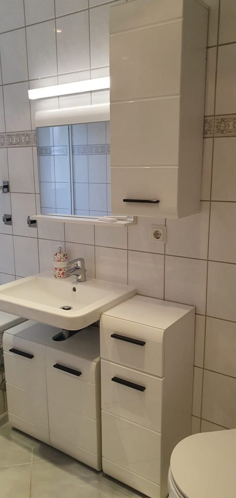 Ferienwohnung Karlstraße Eisenach – Badezimmer mit Spiegelschrank und Stauraum