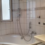 Ferienwohnung Karlstraße Eisenach – Bad mit Badewanne, Regendusche und Tageslicht