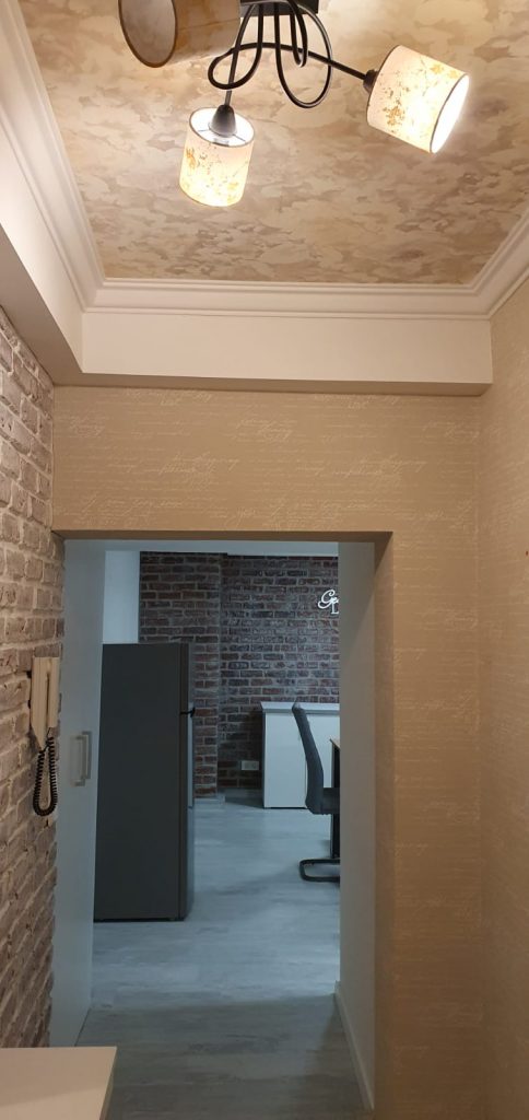 Ferienwohnung Karlstraße Eisenach – Eingangsbereich mit Flur, Blick zur Küche und WC