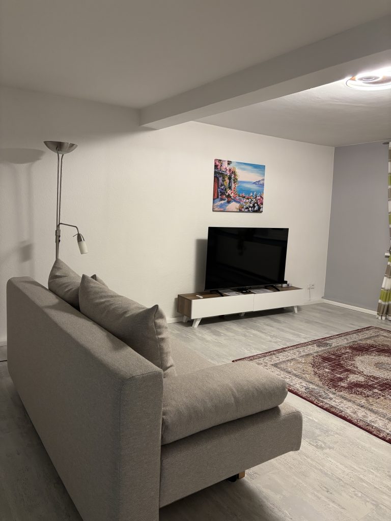 Ferienwohnung Karlstraße Eisenach – Wohnzimmer mit Stehlampe für stimmungsvolle Abende