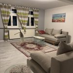 Ferienwohnung Karlstraße Eisenach – großes Wohnzimmer mit zwei Schlafsofas