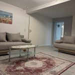 Ferienwohnung Karlstraße Eisenach – Wohnzimmer mit Türen zur Küche und zu den Schlafzimmern