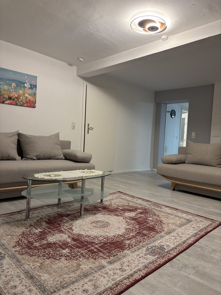 Ferienwohnung Karlstraße Eisenach – Wohnzimmer mit Türen zur Küche und zu den Schlafzimmern