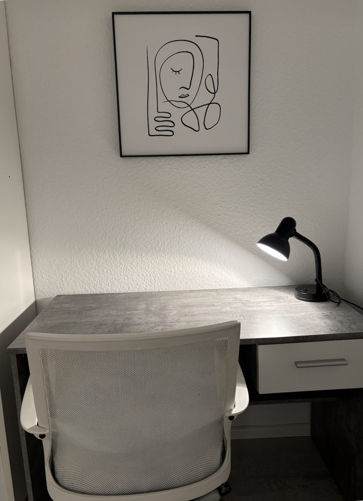 Ferienwohnung Karlstraße Eisenach – Schreibtisch mit Drehstuhl im Schlafzimmer