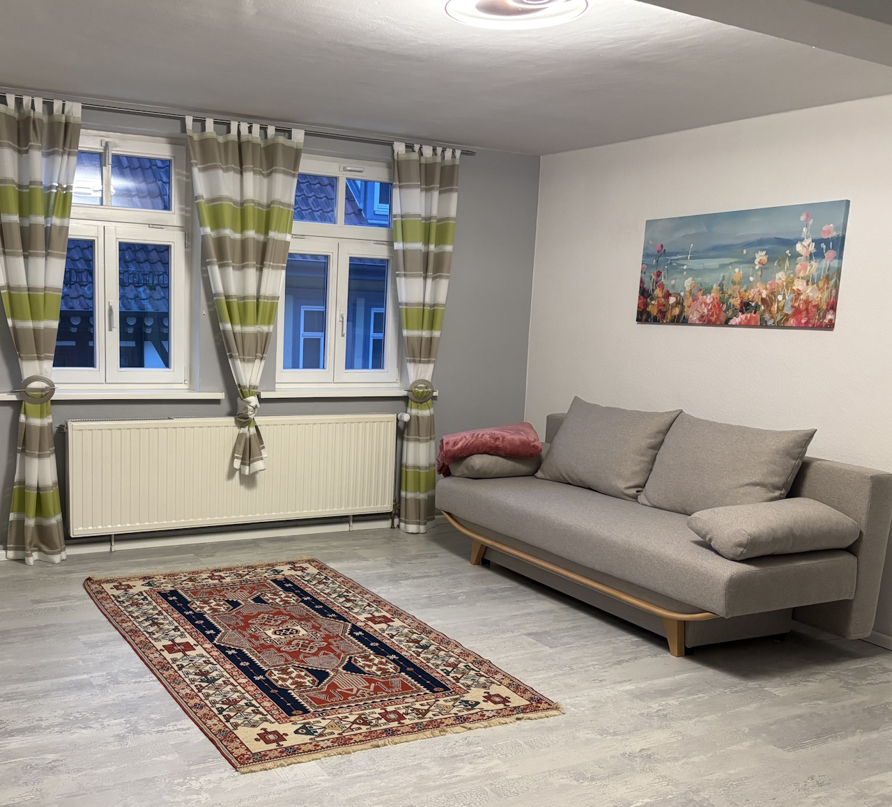 Ferienwohnung Karlstraße Eisenach – Wohnzimmer mit Blick auf Cafés und Geschäfte
