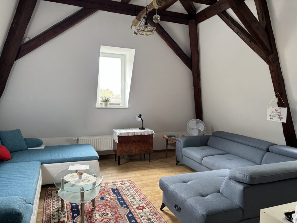 Sitzbereich mit zwei Sofas im zweiten Schlafzimmer der Ferienwohnung Pfarrberg Eisenach