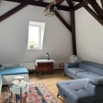 Sitzbereich mit zwei Sofas im zweiten Schlafzimmer der Ferienwohnung Pfarrberg Eisenach