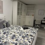 Ferienwohnung Karlstraße Eisenach – Schlafzimmer mit großem Kleiderschrank und Schreibtisch