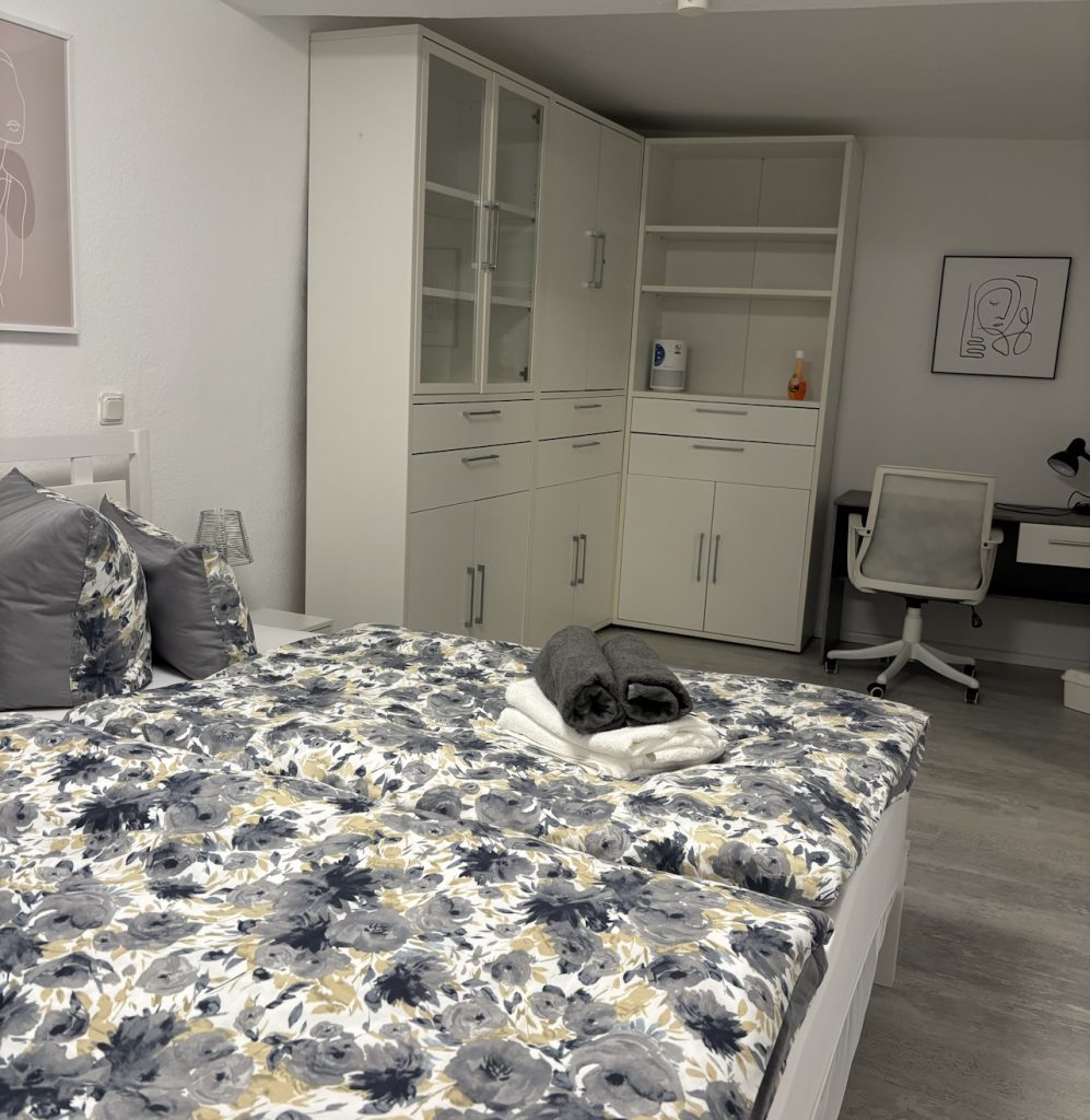 Ferienwohnung Karlstraße Eisenach – Schlafzimmer mit großem Kleiderschrank und Schreibtisch
