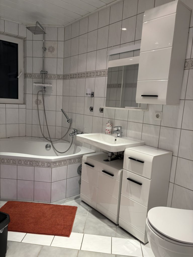 Badezimmer der Ferienwohnung in Eisenach mit Dusche und Badewanne - Marktresidenz Karlstraße