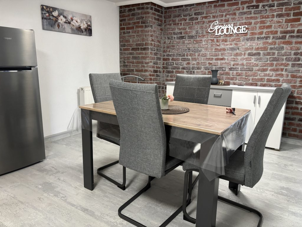Ferienwohnung Karlstraße Eisenach – gemütlicher Essbereich mit Tisch und Stühlen