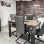 Ferienwohnung Karlstraße Eisenach – gemütlicher Essbereich mit Tisch und Stühlen