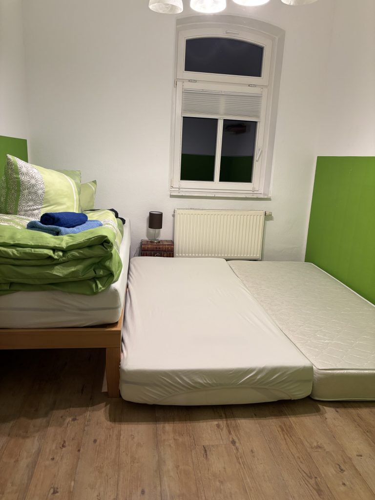 Matratzen auf dem Boden im dritten Schlafzimmer der Ferienwohnung Pfarrberg Eisenach