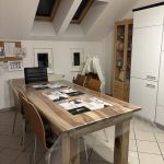 Esstisch mit Tageslicht und Schrägdach in der Ferienwohnung Pfarrberg Eisenach