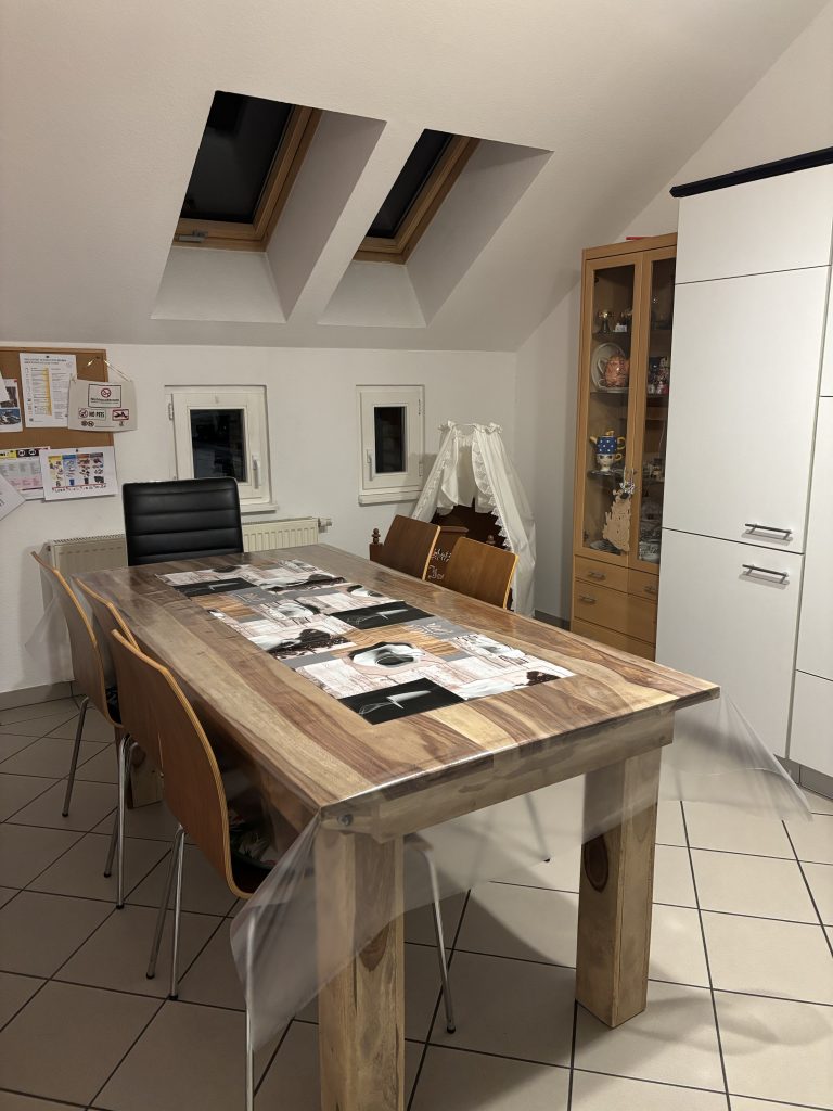 Esstisch mit Tageslicht und Schrägdach in der Ferienwohnung Pfarrberg Eisenach