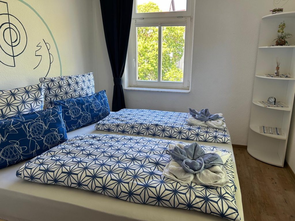 Schlafzimmer mit Kingsize-Bett in der Ferienwohnung Pfarrberg Eisenach