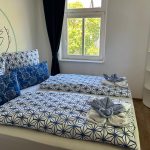 Schlafzimmer mit Kingsize-Bett in der Ferienwohnung Pfarrberg Eisenach