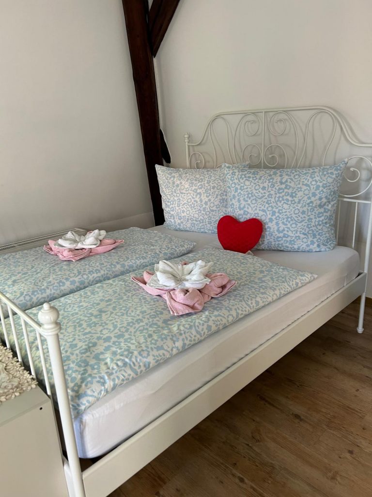 Bett im zweiten Schlafzimmer der Ferienwohnung Pfarrberg Eisenach