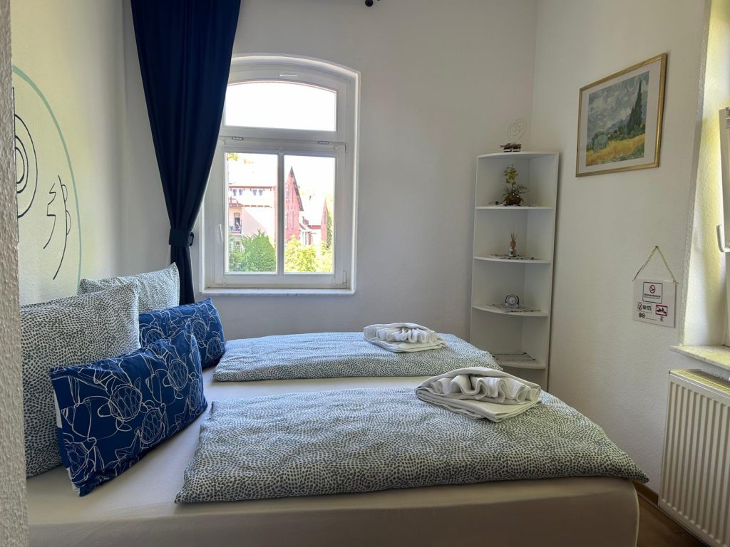 Komfortables Kingsize-Bett im Schlafzimmer der Ferienwohnung Pfarrberg Eisenach