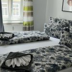 Ferienwohnung Karlstraße Eisenach – Schlafzimmer mit Doppelbett, Fenster und Vorhängen