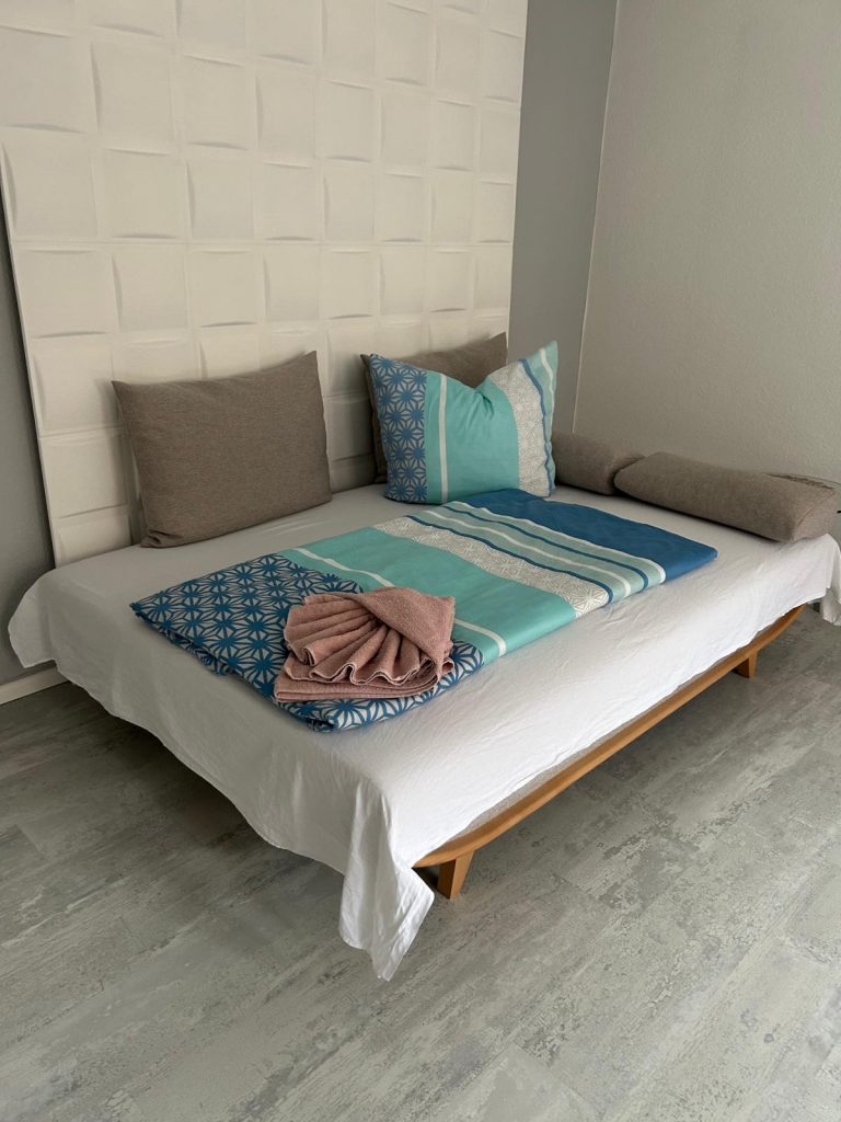 Ferienwohnung Karlstraße Eisenach – geräumige Schlafsofas im Wohnzimmer