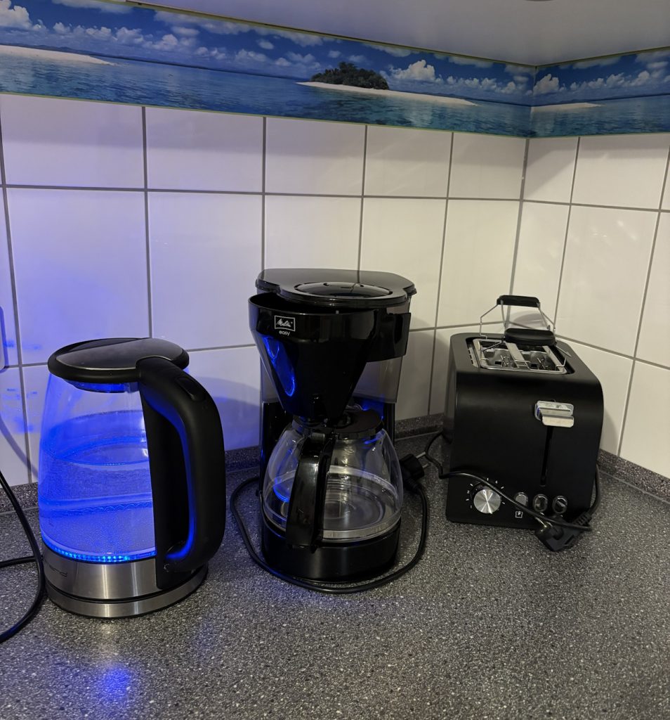 Kaffeemaschine, Wasserkocher und Toaster in der Küche der Ferienwohnung Pfarrberg Eisenach